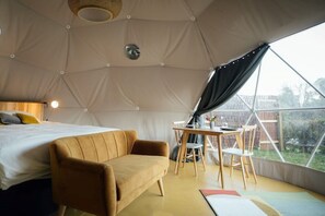 Interior - Traveller's Joy, Luxury Dome with private hot tub, 15 mins to beach (Kilgetty)