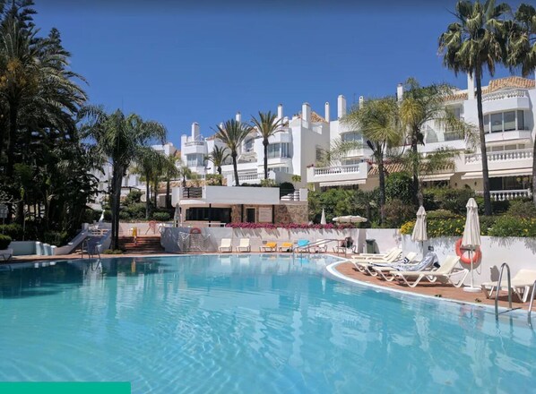 Una piscina al aire libre, una piscina climatizada