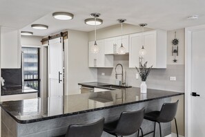 Dishwasher, dining tables - Mainsail 332 - Updated Beachfront Condo, Free Bch Svc, Pool, Hot Tub, Tennis! (Miramar Beach)