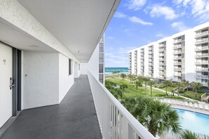 Property grounds - Mainsail 332 - Updated Beachfront Condo, Free Bch Svc, Pool, Hot Tub, Tennis! (Miramar Beach)