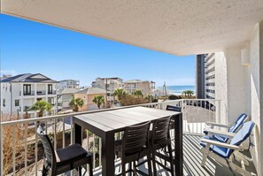 Outdoor dining - Mainsail 332 - Updated Beachfront Condo, Free Bch Svc, Pool, Hot Tub, Tennis! (Miramar Beach)