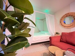 1 bedroom, free WiFi, bed sheets - L'instant Bornéo Superb apartment with jacuzzi (Liancourt)