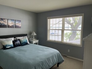 4 室のベッドルーム、デスク、WiFi、ベッドシーツ