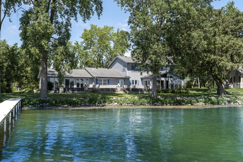 Lake Home - 3,500 sq ft - 20 min from Madison!