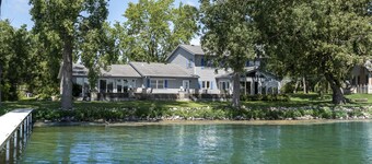 Lake Home - 3,500 sq ft - 20 min from Madison!