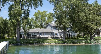 Lake Home - 3,500 sq ft - 20 min from Madison!