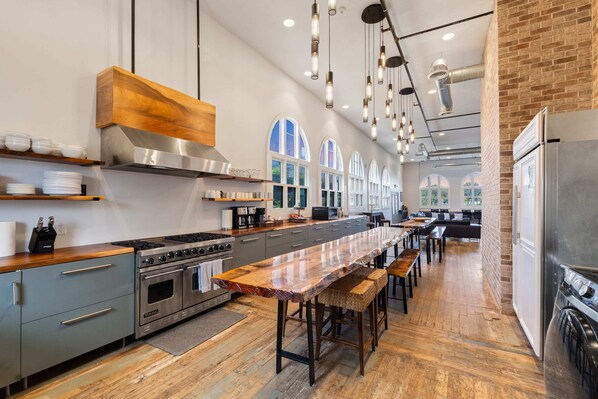 ثلاجة، ميكروويف، فرن، موقد طهي مسطح