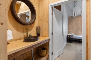 12 soveværelser, pengeskab på værelset, skrivebord