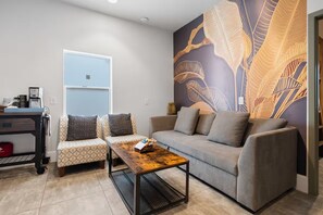 تلفزيون، ستيريو، مكتب