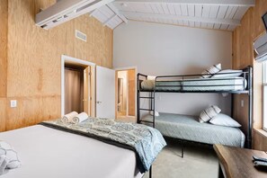 12 عدّة غرف نوم وخزنة داخل الغرفة ومكتب ومكواة/لوح كي