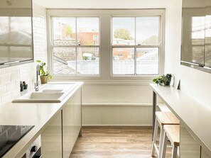 Dishwasher, cookware/dishes/utensils - 1 bedroom accommodation in Winchester (Winchester)