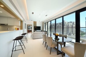 Departamento Deluxe, 2 habitaciones | Área de sala de estar | Televisión de pantalla plana de 100 cm con canales vía satélite 