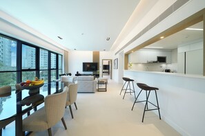 Luxury Two Bedroom Apartment with Balcony | Private kitchen | Fridge, microwave, dishwasher, coffee/tea maker - Cheval Maison - The Palm Dubai (Dubai)