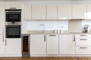 Kylskåp, mikrovågsugn, ugn och spishäll