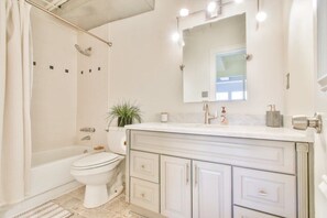 Bathtub, towels - The Executive Loft - Walk to Sanford Stadium! (Athens)