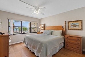 2 quartos, ferros/tábuas de passar roupa, berço de viagem