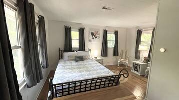 4 bedrooms, desk, iron/ironing board, free WiFi