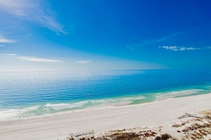 Ein Strand mit klarem, blauem Wasser und sandigem Ufer.