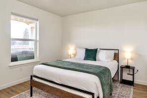 3 Schlafzimmer, Schreibtisch, Bügeleisen/Bügelbrett, Reisekinderbett