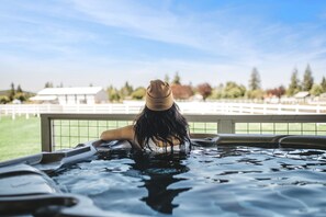 Bañera de hidromasaje al aire libre