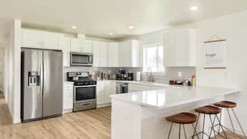 Refrigerador, microondas, horno, placa de cocina