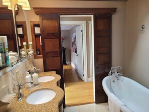 Combined shower/tub