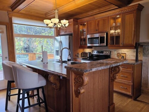 Luxurious & Elegant With Waterfalls & Water Views