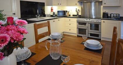High Quality, Stunning Rural Views, AONB, Jurassic Coast, dog friendly,