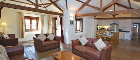 Smart-TV, DVD-spiller, fotballspill og bordtennis