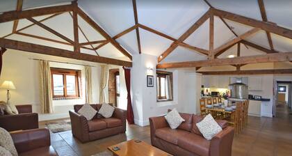 High Quality, Stunning Rural Views, AONB, Jurassic Coast, dog friendly,