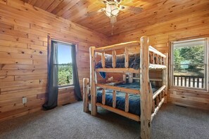 5 bedrooms, iron/ironing board, WiFi, bed sheets