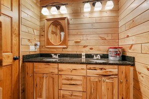 Combined shower/bathtub, jetted bath, hair dryer, towels