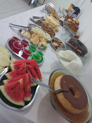 Free daily continental breakfast - Ruby Hospedagens (Indaiatuba)