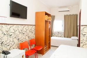 Standard Triple Room | Desk, laptop workspace, blackout drapes, iron/ironing board - Ruby Hospedagens (Indaiatuba)