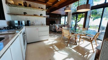 Lodge Master | Cozinha privada | Micro-ondas, máquina de café expresso, mesas de jantar