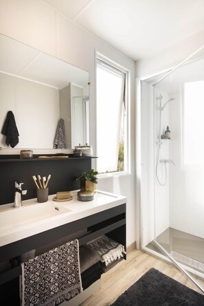 Een douche, gratis toiletartikelen, een haardroger