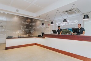Quầy tiếp tân