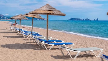 En la playa y bar en la playa