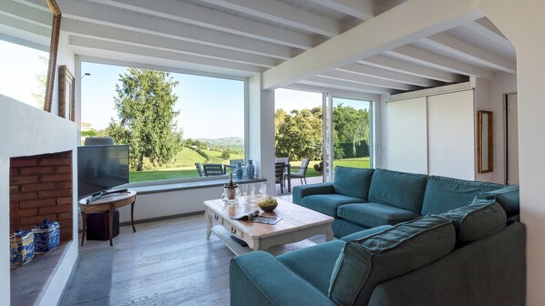 Smart-tv en een open haard