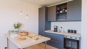 Frigorifero, microonde, forno, piano cottura