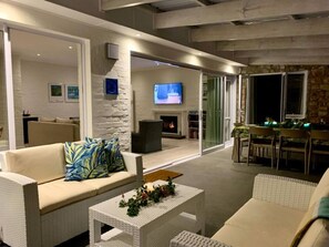 Smart TV y chimenea 