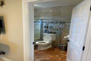 Haartrockner, Handtücher, Seife, Shampoo