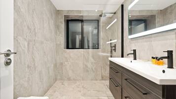 Classic Apartment | Bathroom