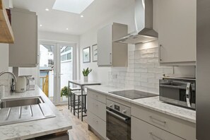 Een koelkast, een magnetron, een oven, een kookplaat