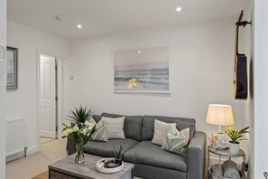 Een televisie, een open haard, een stereo en een kantoor