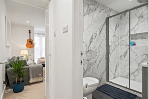 Shower, hair dryer, towels - Modern Flat Minutes from Exmouth Sea Front (Exmouth)