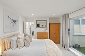 2 bedrooms, iron/ironing board, WiFi, bed sheets - Modern Flat Minutes from Exmouth Sea Front (Exmouth)