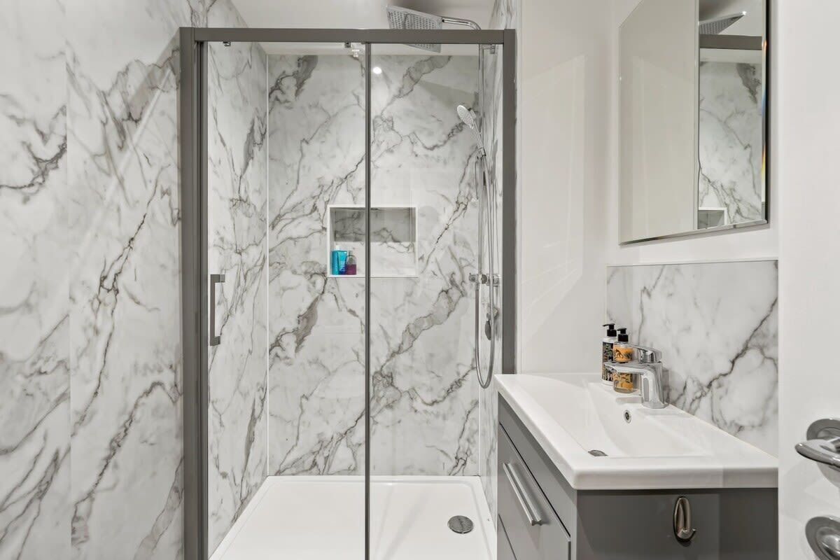 Shower, hair dryer, towels