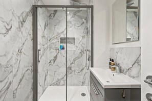 Douche, sèche-cheveux, serviettes fournies