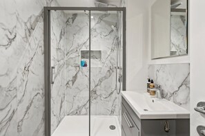 Shower, hair dryer, towels - Modern Flat Minutes from Exmouth Sea Front (Exmouth)
